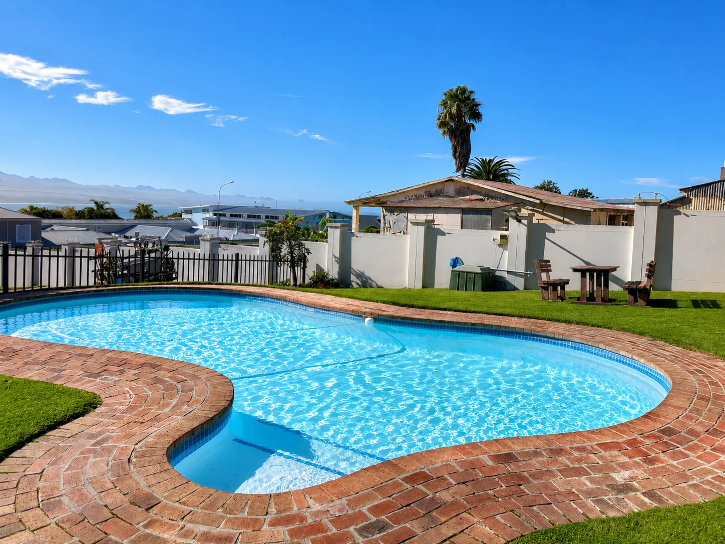 Little Lincoln Apartment swimming pool area view 2